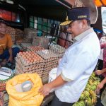 Pj Bahtiar Pastikan Harga Kebutuhan Pokok Terkendali Di Pasar Baru Polman, Lebih Banyak Ngobrol dengan Pedagang