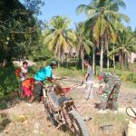 Personel Koramil 1418-04/Budong-Budong Dan Masyarakat Gotong Royong Bersihkan Pembersihan Jalan Tani untuk Kesehatan Lingkungan