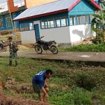 Lingkungan Sehat Terwujud : Babinsa Koramil 1418/Kalumpang Dan Rakyat Bersatu Bersihkan Saluran Air