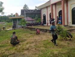 Babinsa Koramil 1418-02/Tapalang Bersama Warga Bersihkan Masjid Babussalam di Dusun Tempomeo