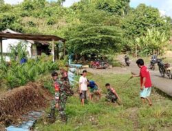 Karya Bakti TNI, Babinsa Koramil 1418-05/Kalumpang Fokus Cegah Banjir di Desa Lumika