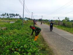 Babinsa Koramil 1418-01/Mamuju Tunjukkan Aksi Nyata Bersihkan Jalan Lewat Gotong Royong