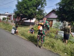 Cegah Wabah Penyakit, Babinsa Koramil 1418-02/Tapalang Gelar Aksi Bersih di Pinggir Jalan dan Saluran Air