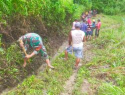 Babinsa Koramil 1418-05/Kalumpang Bersama Warga Laksanakan Karya Bakti Pembersihan Saluran Air di Salu Babu