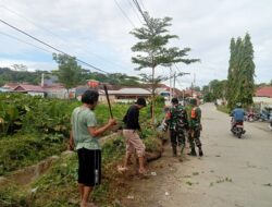 Babinsa Koramil 1418-01/Mamuju Bersama Warga Laksanakan Karya Bakti Pembersihan Saluran Air di Kompleks Harapan Baru
