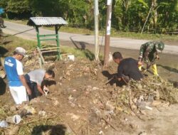 Babinsa Koramil 1418-01/Mamuju dan Warga Gotong Royong Gali Saluran Air Tersumbat
