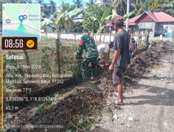 Cegah Banjir dan Penyakit, Babinsa Kodim 1418/Mamuju Gelar Karya Bakti Bersama Warga di Desa Taan