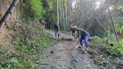 Babinsa kodim 1428/Mamasa turut serta membantu masyarakat bersih jalan