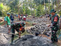Gotong Royong TNI dan Warga: Babinsa Koramil 02/Bambalamotu Bangun Rumah Bapak Muhlas
