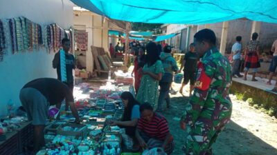 Babinsa Koramil 02/Sumarorong Memonitor Harga Sembako menjelang Idul Adha 