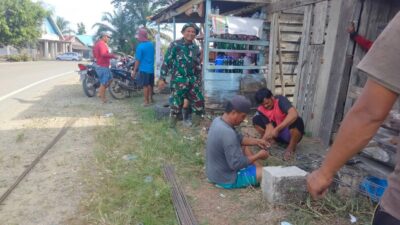 Babinsa Koramil 1418-04 Mamuju Tingkatkan Semangat Cinta Tanah Air Melalui Komsos di Desa Tumbu