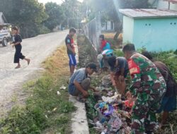 Babinsa Koramil 1427-01/Pasangkayu Gelar Karya Bakti: Bersihkan Parit Demi Cegah Banjir dan Wabah Penyakit