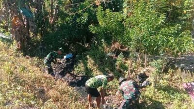 Babinsa Koramil 1418-04/Budong-Budong Laksanakan Karya Bakti Pembersihan Irigasi Demi Kelancaran Pertanian Warga