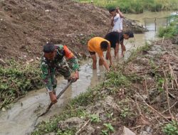 Babinsa Koramil 1418-05/Kalumpang Gelar Karya Bakti Pembersihan Irigasi Demi Tingkatkan Hasil Pertanian Warga”
